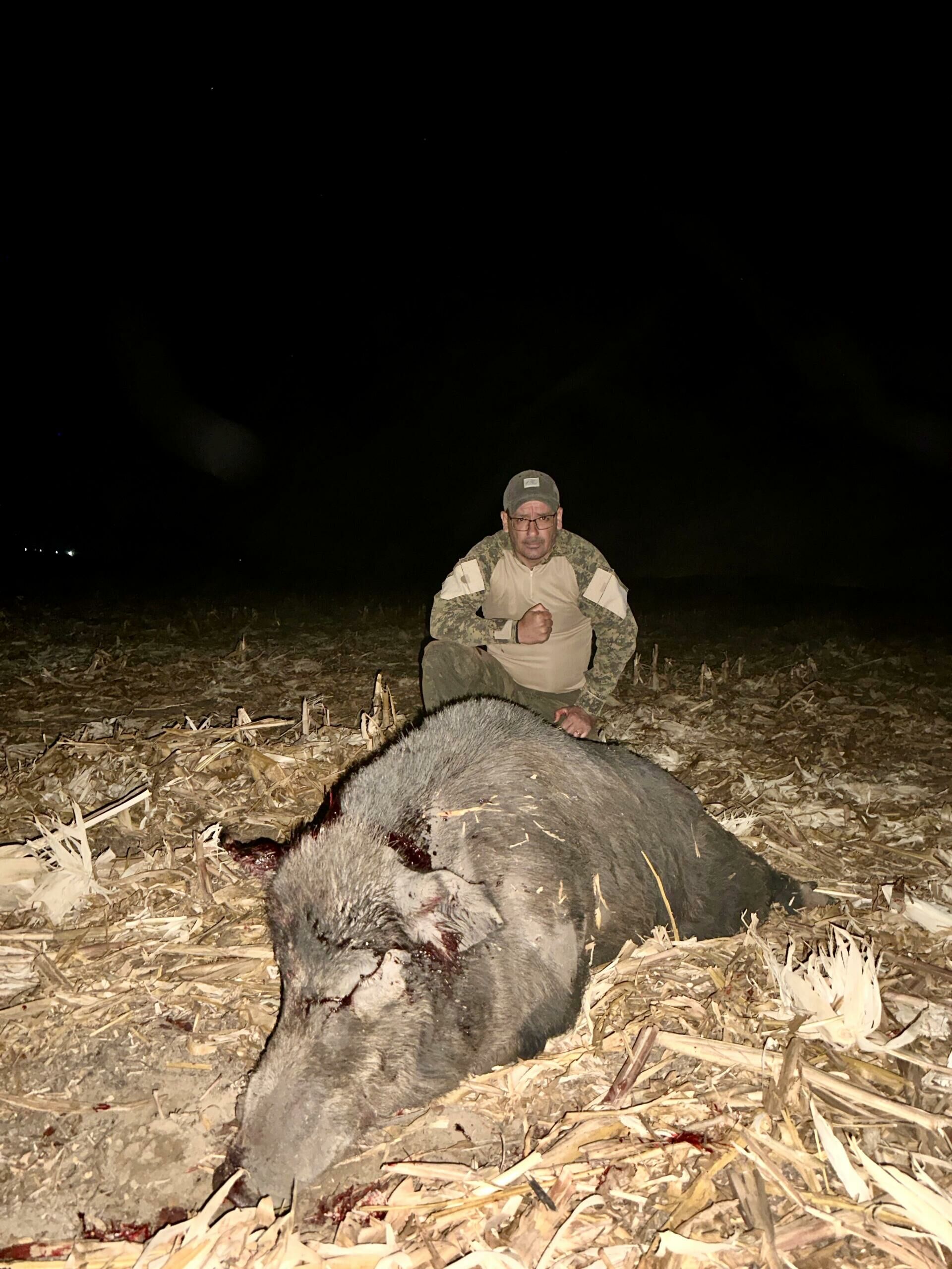 Imagem de compartilhamento para o artigo Caçador de Costa Rica abate javali de 300 kg e 2,20 m, o maior já visto na região da MS Todo dia